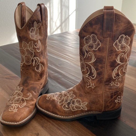 Girl’s Cowboy Boots - Picture 2 of 4